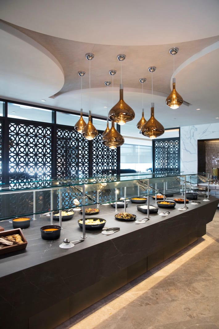 united-polaris-lounge-buffet-at-ewr